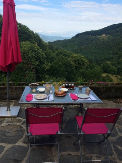Location de vacances - Chambre d'hôtes à Saint-Barthélémy-Grozon - Petit-déjeuner sur la terrasse Domaine de Plantât