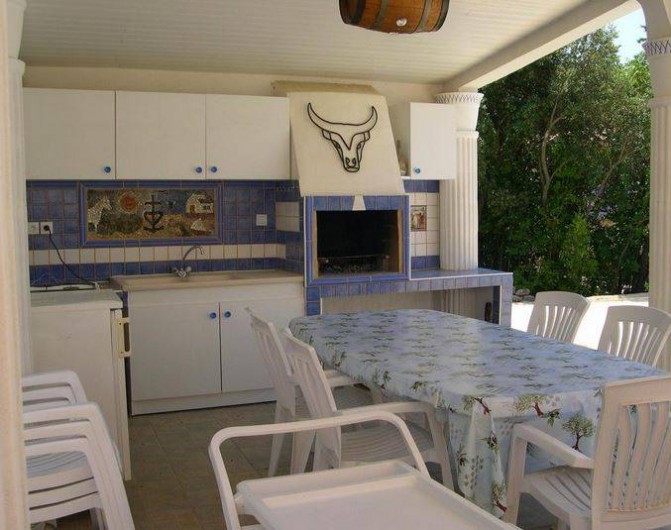 Location de vacances - Villa à Vers-Pont-du-Gard - Cuisine d'été aérée donnant sur la piscine