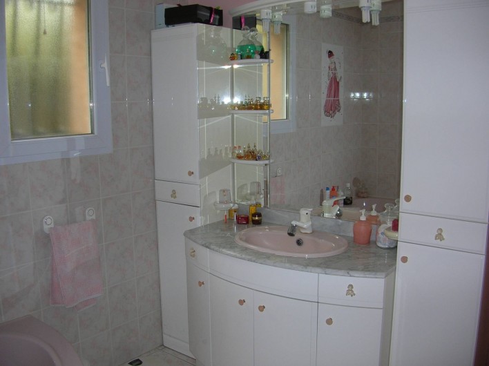 Location de vacances - Villa à Vers-Pont-du-Gard - Salle de bain avec baignoire d'angle et douche