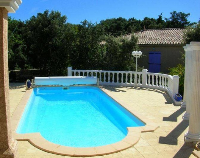 Location de vacances - Villa à Vers-Pont-du-Gard - Piscine 4 m x 9 m, profondeur 0,80 à 1,60 sécurisée par rideau électrique