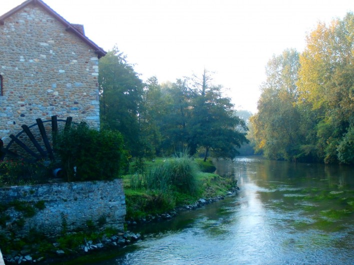 Location de vacances - Maison - Villa à Yvré-l'Évêque - La roue et la vue sur la rivière en aval du bief
