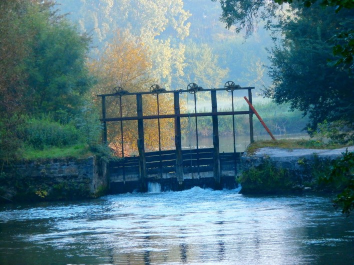 Location de vacances - Maison - Villa à Yvré-l'Évêque - Le barrage du moulin , un bon coin de pêche