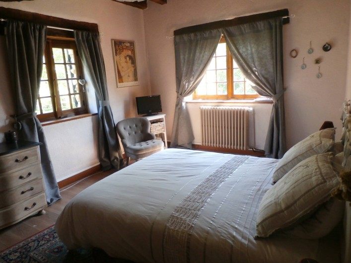 Location de vacances - Maison - Villa à Yvré-l'Évêque - La chambre avec sa double exposition sur la propriété