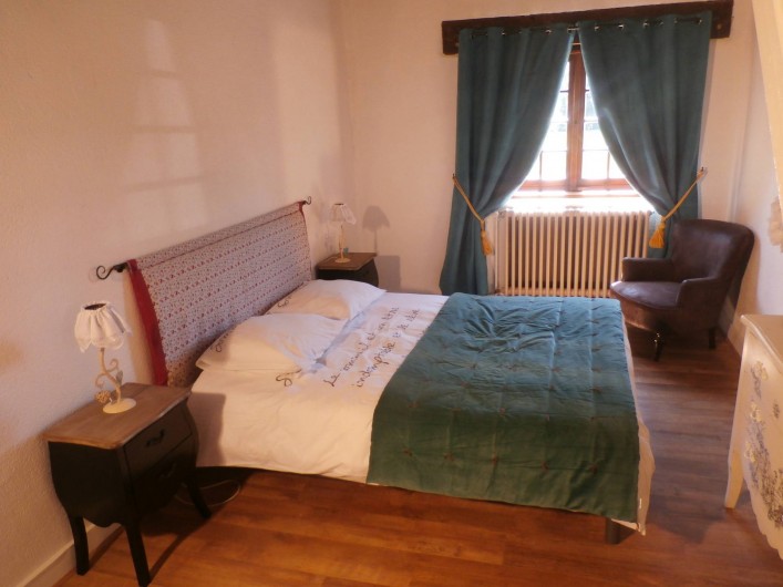 Location de vacances - Maison - Villa à Yvré-l'Évêque - La chambre de la suite (un escalier monte à une autre chambre et salle de bain)