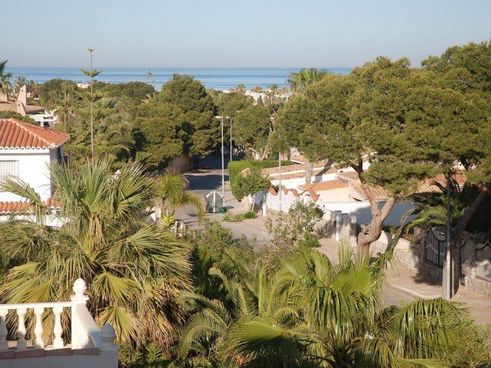 Location de vacances - Villa à La Zenia - vue terrasse 1er étage sur allée qui aboutit à la plage