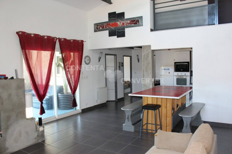 Location de vacances - Villa à Sainte Marie la Mer - vue du salon sur la cuisine, terrasse