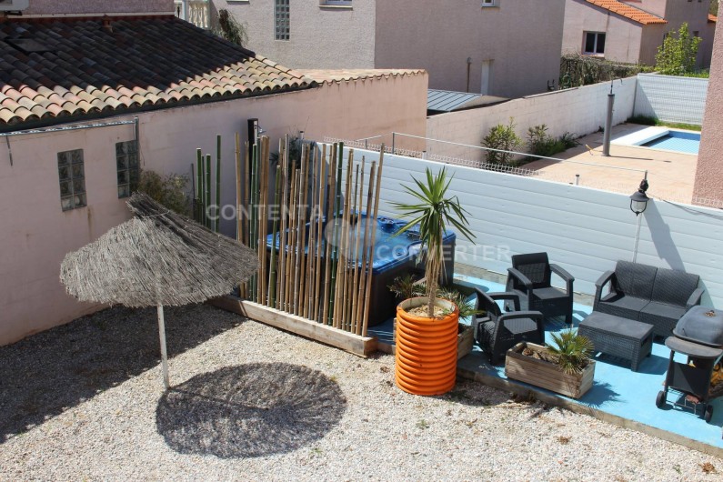 Location de vacances - Villa à Sainte Marie la Mer - espace détente jacuzzi, salon de jardin et coin barbeccue