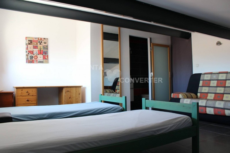 Location de vacances - Villa à Sainte Marie la Mer - accès salle d'eau wc mezzanine