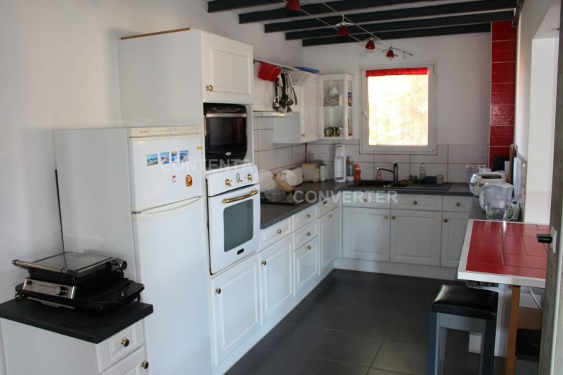 Location de vacances - Villa à Sainte Marie la Mer - cuisie ouverte sur salon