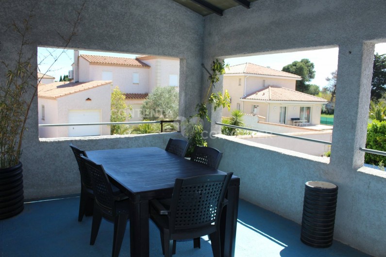 Location de vacances - Villa à Sainte Marie la Mer - terrasse a l’abri de vent et du soleil