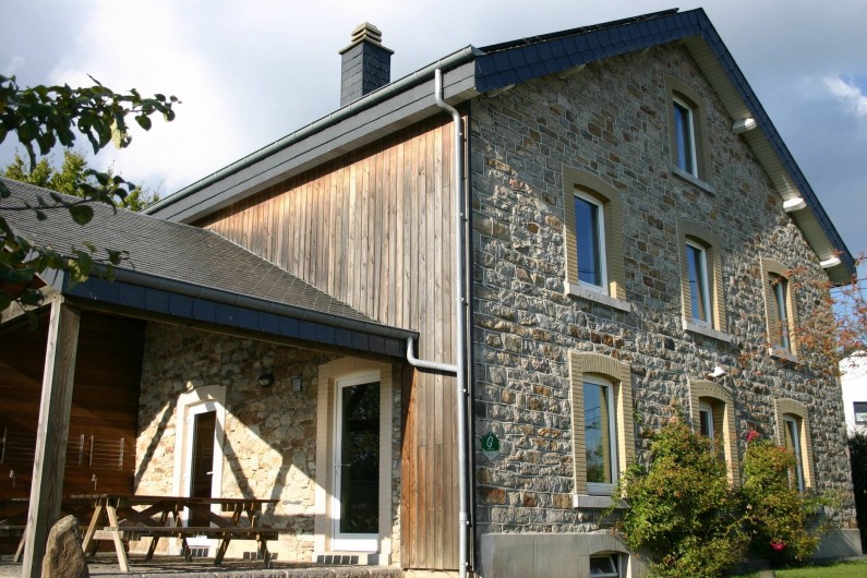 Location de vacances - Gîte à Petit-Thier - L'entrée et la terrasse couverte