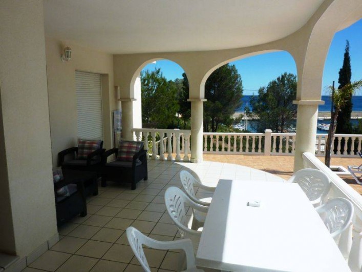 Location de vacances - Villa à L'Ametlla de Mar - terrasse couverte salon extèrieur, et mobilier de jardin