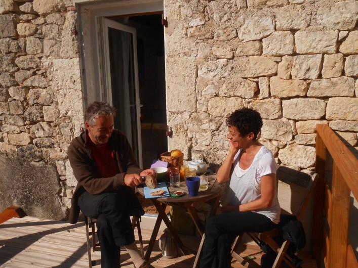 Location de vacances - Chambre d'hôtes à Tournon-d'Agenais - Le petit déjeuner sur la terrasse privative de la chambre