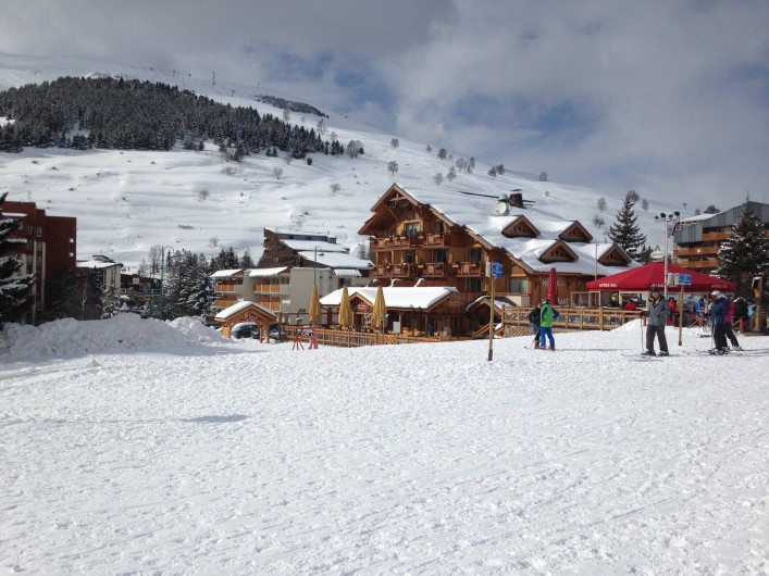 Location de vacances - Appartement à Les Deux Alpes - Front de neige : en arrière plan, derrière l'hôtel Côte Brune, le Tyrol