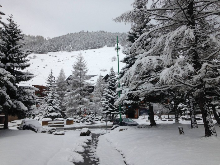 Location de vacances - Appartement à Les Deux Alpes - Chemin d'accès pour sortir de la résidence côté commerce 20m