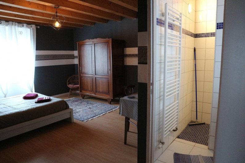 Location de vacances - Appartement à Barretaine - Chambre parentale grise avec toilette et salle de douche.