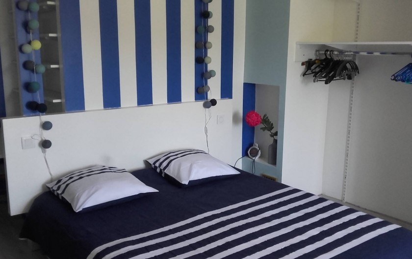 Location de vacances - Appartement à Barretaine - Chambre parentale bleue lit king size