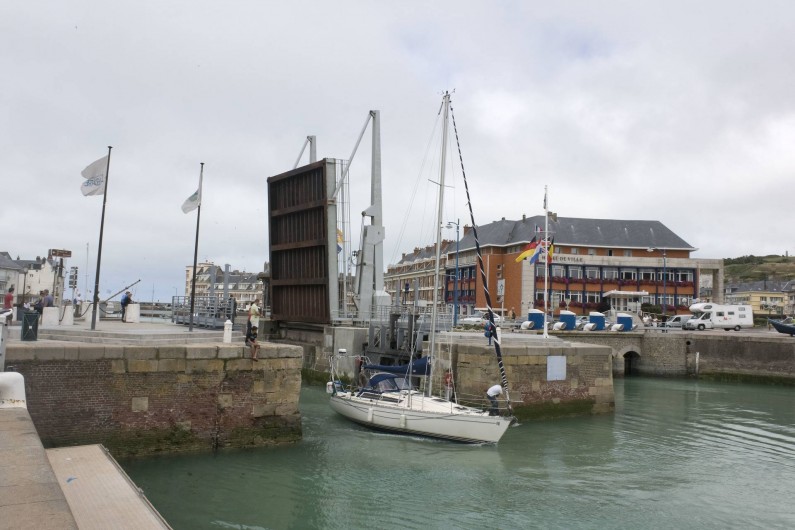 Location de vacances - Appartement à Saint-Valery-en-Caux - Le pont très typique de l'entrée du port