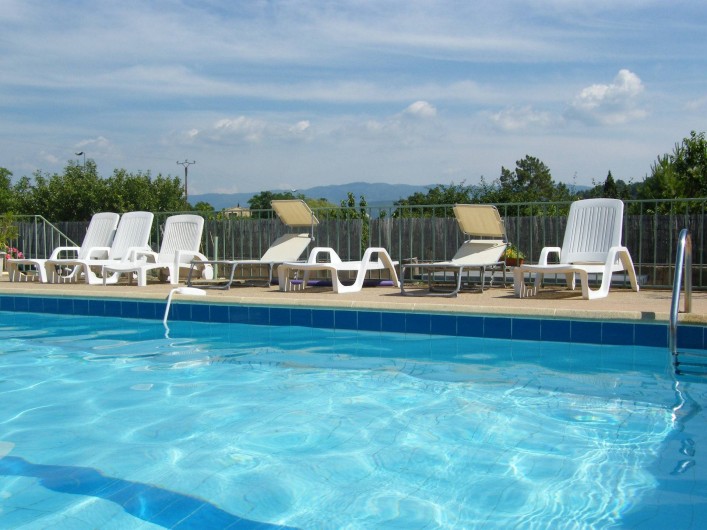 Location de vacances - Gîte à Gargas - Grande piscine avec vue magnifique vers les monts Vaucluse