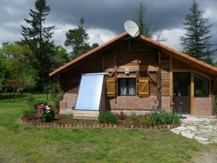 Location de vacances - Gîte à Magescq - façade sud, la suite parentale et le chauffe eau solaire