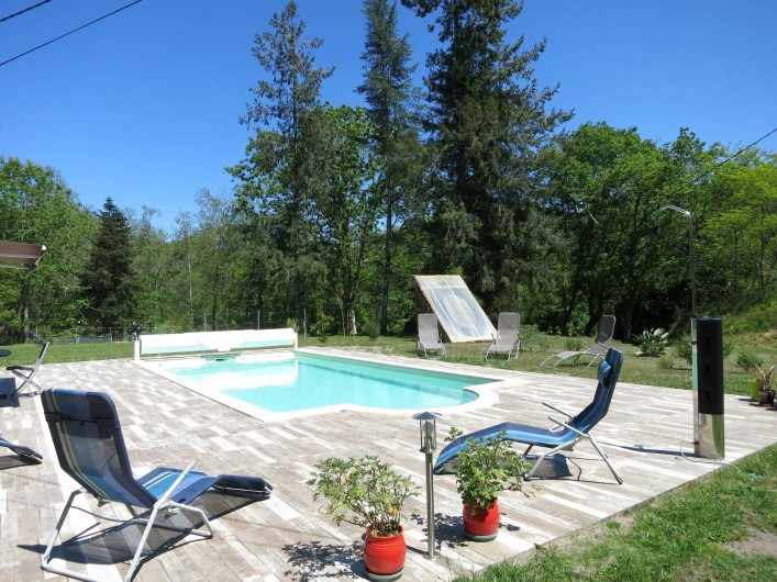 Location de vacances - Gîte à Magescq - la piscine équipée de sa douche et de son chauffe eau solaire