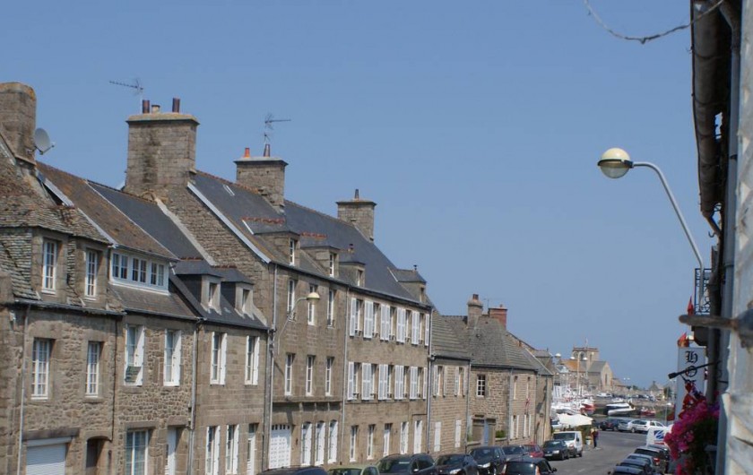 Location de vacances - Maison - Villa à Barfleur - Vue sur le port et l'église Saint Nicolas