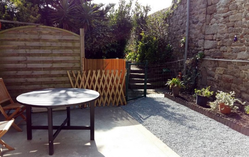 Location de vacances - Maison - Villa à Barfleur - Cour privée avec salon de jardin
