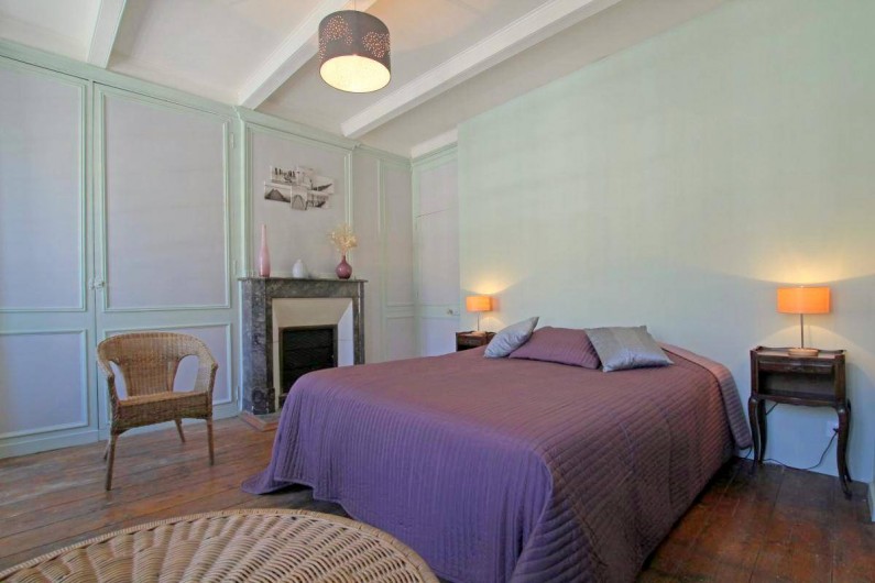 Location de vacances - Maison - Villa à Barfleur - Grande chambre, lit 160*200 avec cheminée et mur en pierres
