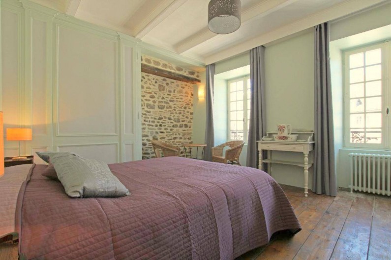 Location de vacances - Maison - Villa à Barfleur - Grande chambre avec cheminée et mur en pierres