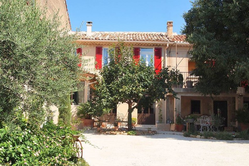 Location de vacances - Chambre d'hôtes à Saint-Saturnin-lès-Avignon - Extérieur en été