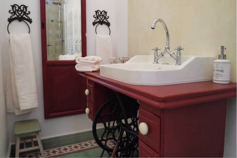 Location de vacances - Chambre d'hôtes à Saint-Saturnin-lès-Avignon - Salle de douche Cardinale