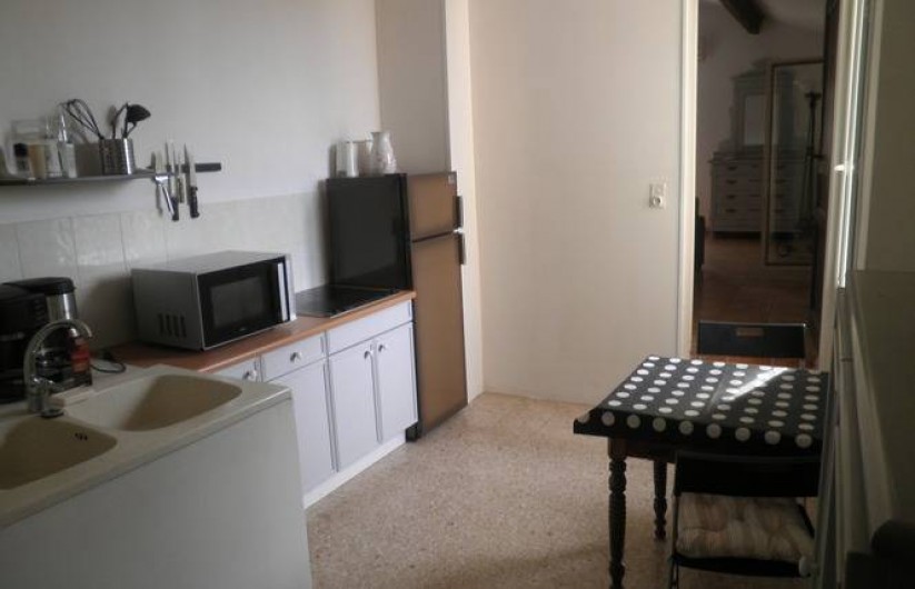 Location de vacances - Appartement à Châteauneuf-de-Gadagne - cuisine appartement 1er étage