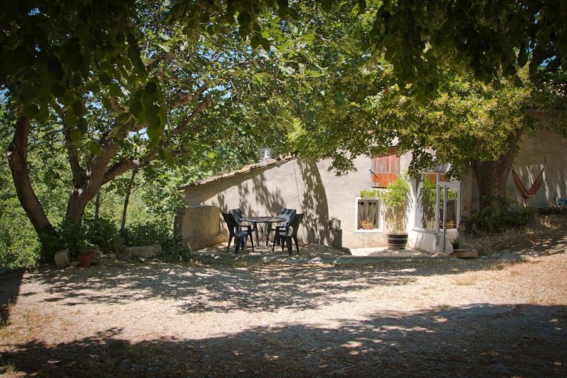 Location de vacances - Gîte à Mollans-sur-Ouvèze - Terrasse ombragée sous les tilleuls