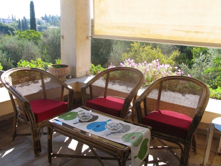 Location de vacances - Villa à Corfu - Veranda corner for relaxing, with flower bed.