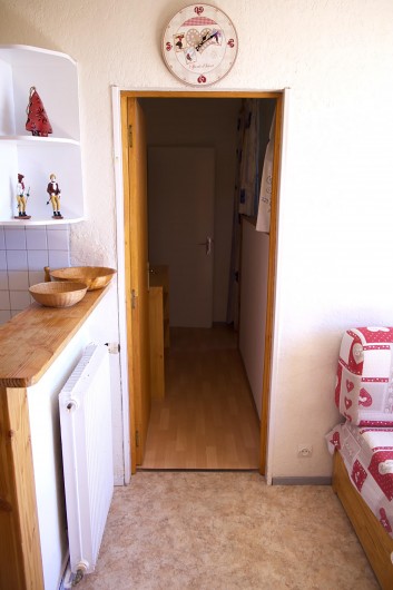 Location de vacances - Appartement à Super Besse - vue de la pièce à vivre couloir qui va à la chambre et la salle de bains