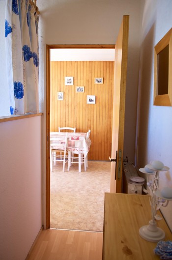 Location de vacances - Appartement à Super Besse - vue du couloir sur la pièce à vivre