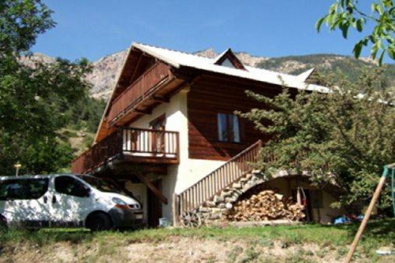 Location de vacances - Chalet à Les Vigneaux - façade SUD et  terrasse façade OUEST