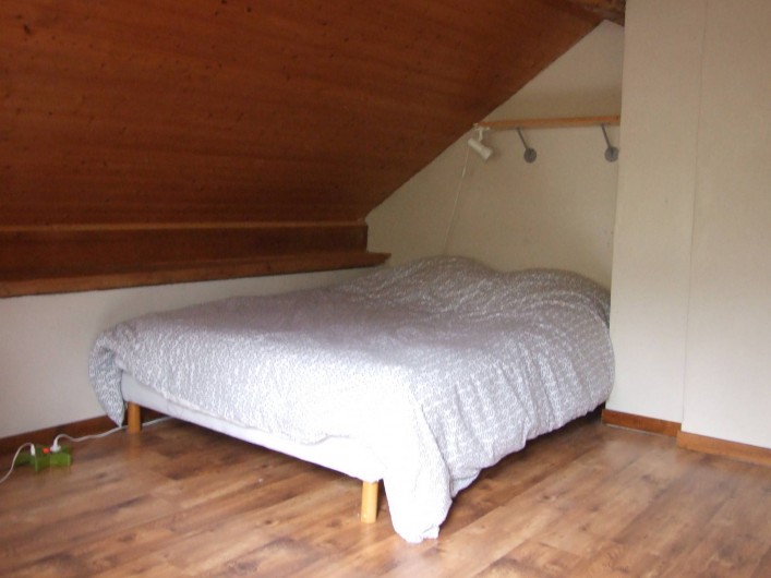 Location de vacances - Chalet à Les Vigneaux - chambre 2 située à l'étage versant OUEST matelas 1m40 x 2m00