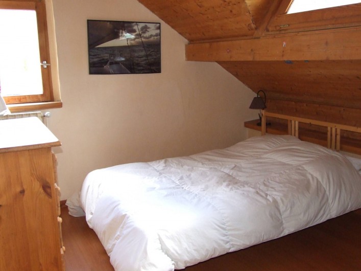 Location de vacances - Chalet à Les Vigneaux - chambre 3 située à l'étage versant EST  matelas 1m40x2m00