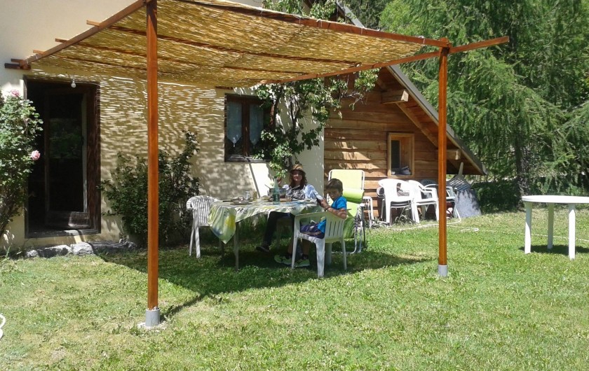 Location de vacances - Chalet à Les Vigneaux - façade EST avec une entrée qui donne sur la cuisine