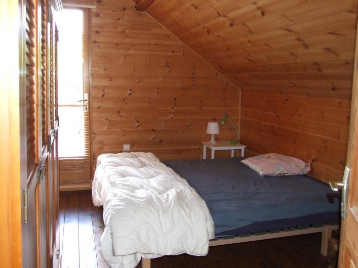 Location de vacances - Chalet à Les Vigneaux - chambre 1 qui se situe au même niveau que la cuisine /salon matelas 1m60 x 2m00