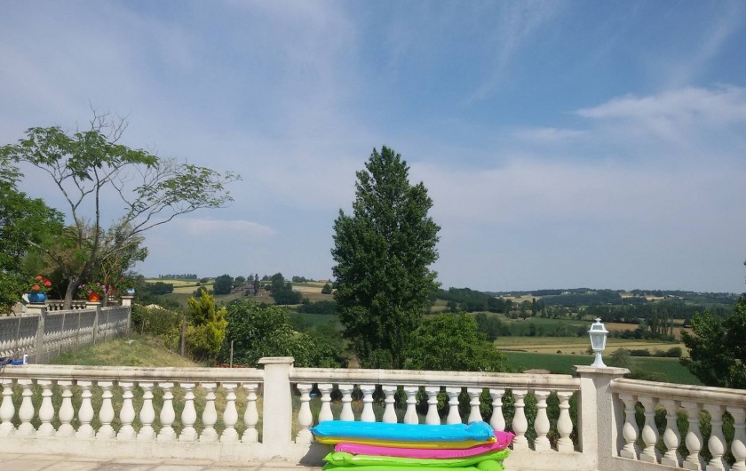 Location de vacances - Gîte à Castelnau-sur-Gupie - panorama depuis la piscine