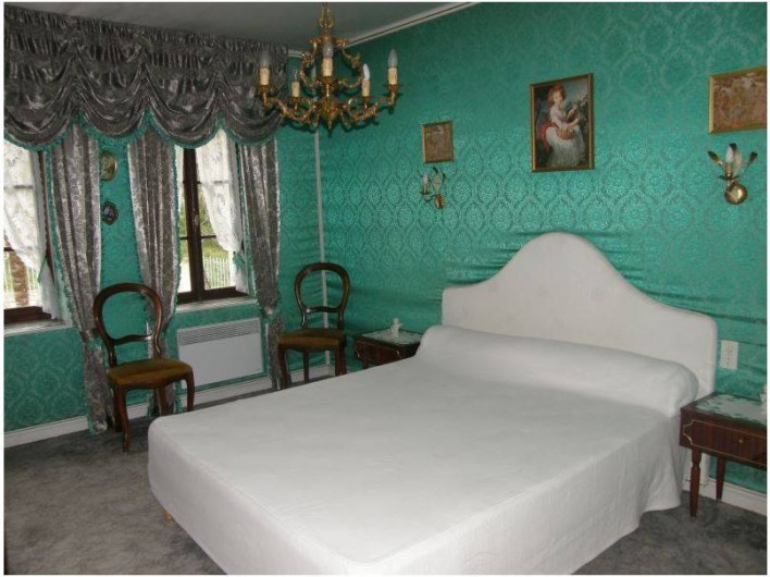 Location de vacances - Gîte à Castelnau-sur-Gupie - à l'étage, une chambre avec un lit en 160 cm et un lit bb