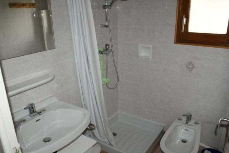 Location de vacances - Appartement à Lanslevillard - Salle de douche. WC indépendant