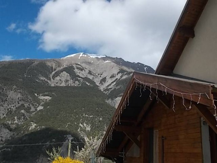Location de vacances - Villa à Les Vabres - L'une des vues du mont Orel avec un départ de parapentiste , des planeurs ...