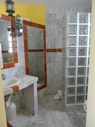 Location de vacances - Villa à Maho - salle d'eau de la chambre "Lagon bleu"