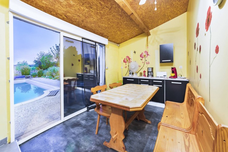 Location de vacances - Gîte à Trausse - Cuisine vue sur piscine