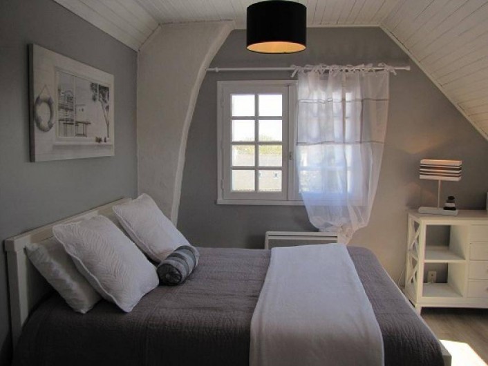 Location de vacances - Villa à Plouhinec - Chambre grise avec lit en 140 à l'étage.