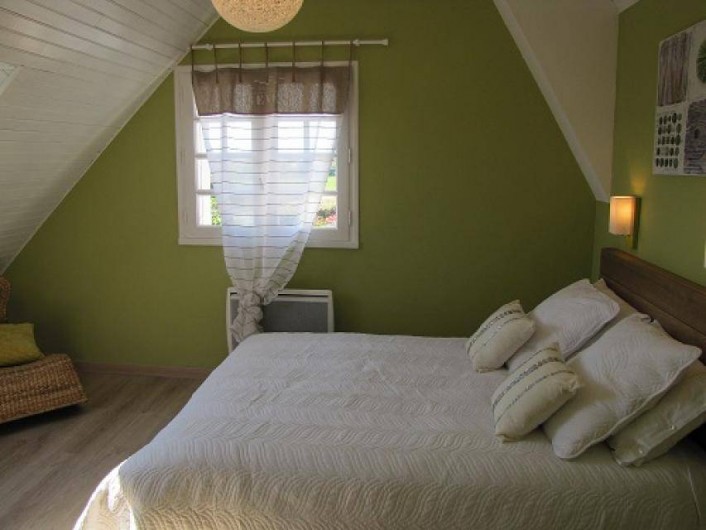 Location de vacances - Villa à Plouhinec - Chambre verte avec lit en 140 à l'étage.