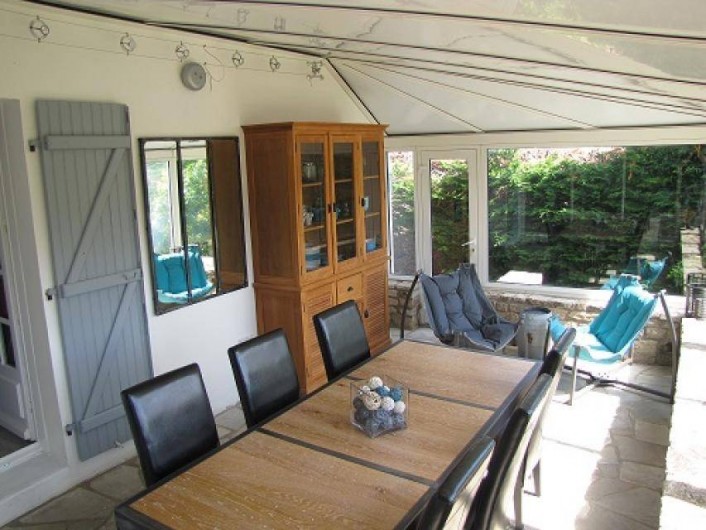 Location de vacances - Villa à Plouhinec - Véranda avec vue agréable sur le jardin